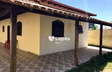 Imagem: A casa possui 3 Dormitórios, 1 Banheiro, 3 Vagas na garagem