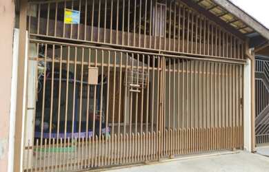 Imagem: A casa possui 2 Dormitórios, 1 Banheiro, 2 Vagas na garagem