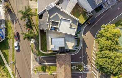 Imagem: A casa possui 3 Dormitórios, 5 Banheiros, 3 Vagas na garagem