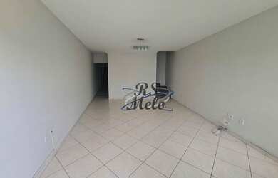 Imagem: A casa possui 3 Dormitórios, 1 Banheiro, 2 Vagas na garagem