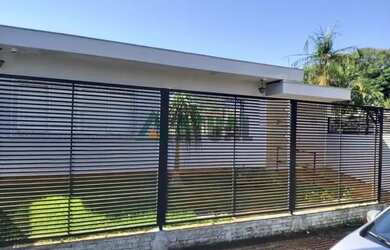 Imagem: A casa possui 3 Dormitórios, 2 Banheiros, 4 Vagas na garagem