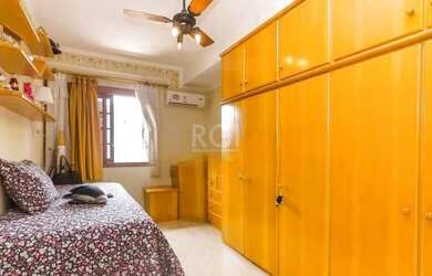 Imagem: A casa em condomínio possui 4 Dormitórios, 1 Banheiro, 3 Vagas