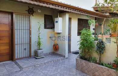 Imagem: A casa possui 3 Dormitórios, 2 Banheiros, 2 Vagas na garagem