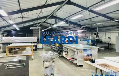 Imagem: O depósito possui 2 Vagas na garagem e 1100m² de Área e está