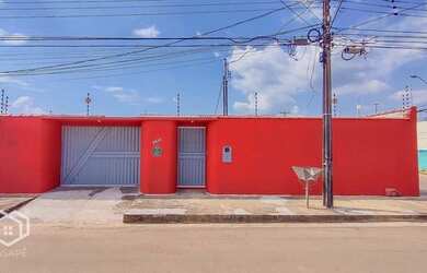 Imagem: A casa possui 3 Dormitórios, 1 Banheiro, 2 Vagas na garagem