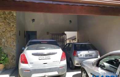 Imagem: A casa possui 3 Dormitórios, 3 Banheiros, 3 Vagas na garagem