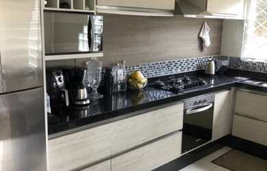 Imagem: A casa possui 1 Dormitório, 1 Banheiro, 3 Vagas na garagem