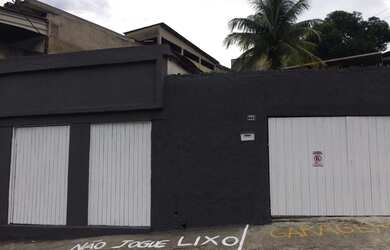 Imagem: A casa possui 4 Dormitórios, 2 Banheiros, 320m² de Área