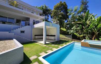 Imagem: A casa em condomínio possui 4 Dormitórios, 5 Banheiros, 296m²