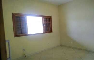 Imagem: A casa possui 4 Dormitórios, 3 Banheiros, 3 Vagas na garagem