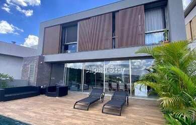 Imagem: A casa em condomínio possui 4 Dormitórios, 5 Banheiros, 505m²