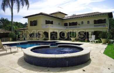 Imagem: A casa possui 4 Dormitórios, 5 Banheiros, 5 Vagas na garagem