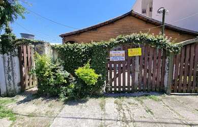 Imagem: A casa possui 2 Dormitórios, 1 Banheiro, 1 Vaga na garagem