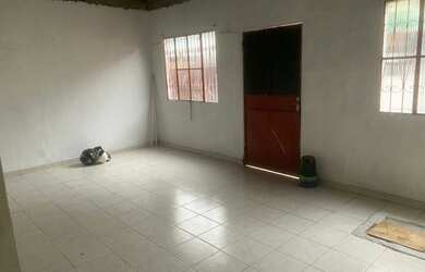 Imagem: A casa possui 2 Dormitórios, 2 Banheiros, Varanda e está