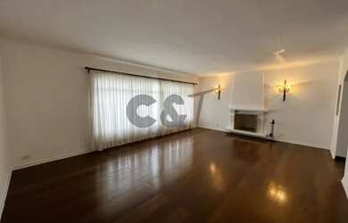 Imagem: A casa possui 4 Dormitórios, 4 Banheiros, 4 Vagas na garagem