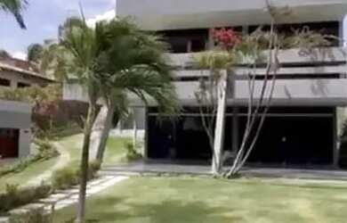 Imagem: A casa possui 4 Dormitórios, 4 Banheiros, 5 Vagas na garagem