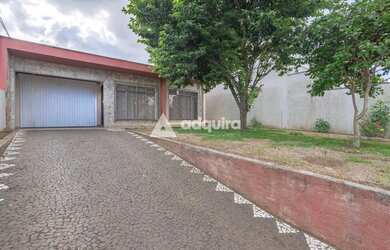 Imagem: A casa possui 3 Dormitórios, 3 Banheiros, 220m² de Área