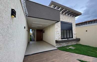 Imagem: A casa possui 3 Dormitórios, 4 Banheiros, 2 Vagas na garagem