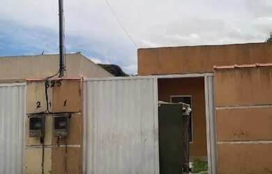 Imagem: A casa possui 2 Dormitórios, 1 Banheiro, 2 Vagas na garagem