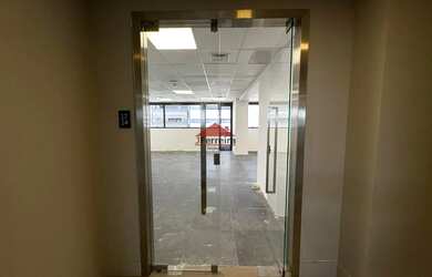 Imagem: O depósito possui 4 Vagas na garagem, 137m² de Área e está