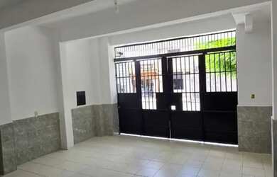 Imagem: A casa possui 2 Dormitórios, 2 Banheiros, 1 Vaga na garagem