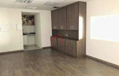 Imagem: O depósito possui 5 Vagas na garagem e 300m² de Área e está