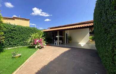 Imagem: A casa possui 3 Dormitórios, 2 Banheiros, 2 Vagas na garagem