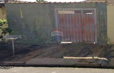 Imagem: A casa possui 2 Dormitórios, 1 Banheiro, 2 Vagas na garagem