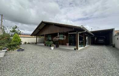 Imagem: A casa possui 4 Dormitórios, 3 Banheiros, 3 Vagas na garagem