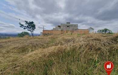 Imagem: O terreno possui 300m² de Área e está localizado em Sarzedo