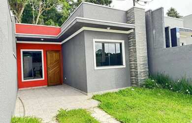 Imagem: A casa possui 3 Dormitórios, 2 Banheiros, 2 Vagas na garagem