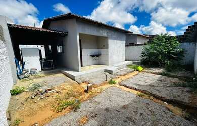 Imagem: A casa possui 2 Dormitórios, 2 Banheiros, 2 Vagas na garagem
