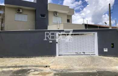 Imagem: A casa possui 4 Dormitórios, 5 Banheiros, 4 Vagas na garagem