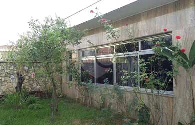 Imagem: A casa possui 3 Dormitórios, 4 Banheiros, 5 Vagas na garagem