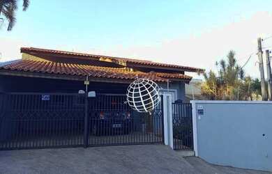 Imagem: A casa possui 3 Dormitórios, 2 Banheiros, 2 Vagas na garagem