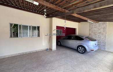 Imagem: A casa possui 4 Dormitórios, 3 Banheiros, 2 Vagas na garagem