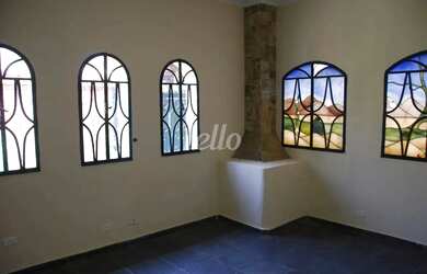 Imagem: O depósito possui 3 Vagas na garagem, 350m² de Área e está