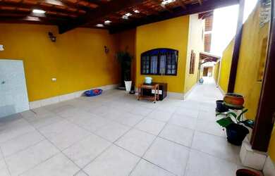 Imagem: A casa possui 3 Dormitórios, 3 Banheiros, 1 Vaga na garagem