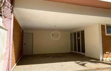 Imagem: A casa possui 3 Dormitórios, 3 Banheiros, 2 Vagas na garagem