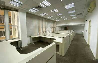 Imagem: O depósito possui 5 Vagas na garagem e 403m² de Área e está