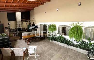 Imagem: A casa possui 4 Dormitórios, 4 Banheiros, 4 Vagas na garagem