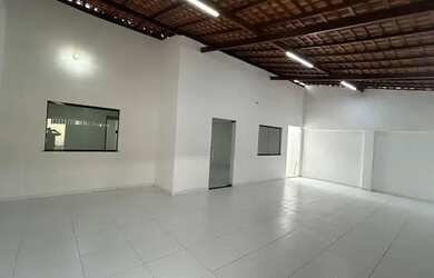 Imagem: A casa possui 2 Dormitórios, 2 Banheiros e 2 Vagas na garagem