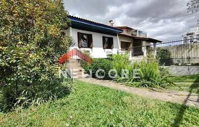 Imagem: A casa possui 3 Dormitórios, 2 Banheiros, 4 Vagas na garagem