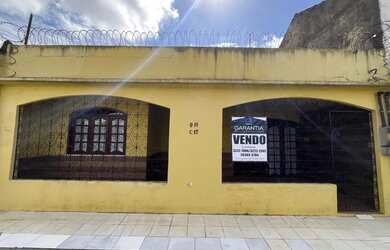 Imagem: A casa possui 3 Dormitórios, 2 Banheiros, 1 Vaga na garagem