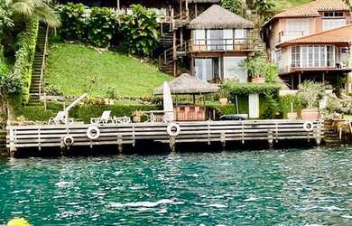 Imagem: A casa em condomínio possui 5 Dormitórios, 5 Banheiros, 2