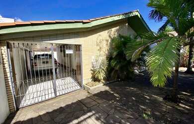 Imagem: A casa possui 3 Dormitórios, 3 Banheiros, 2 Vagas na garagem