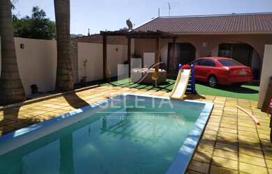 Imagem: A casa possui 3 Dormitórios, 1 Banheiro, 2 Vagas na garagem