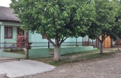 Imagem: A casa possui 3 Dormitórios, 2 Banheiros, 100m² de Área