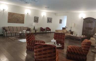 Imagem: A casa possui 3 Dormitórios, 5 Banheiros, 4 Vagas na garagem