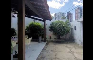 Imagem: A casa possui 4 Dormitórios, 3 Banheiros, 4 Vagas na garagem